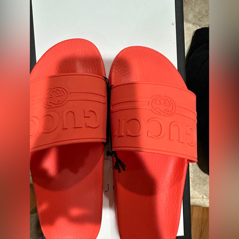 GUCCI LOGO RUBBER SLIDE SAND - Picture 3 of 7
